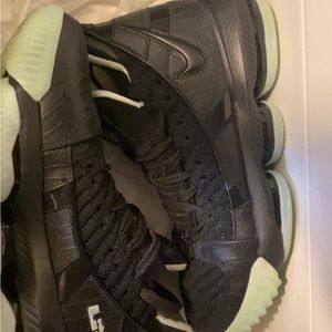 Size US 9.5. Slightly used 2019 LeBron 16 Glows, Clean shoe, with box